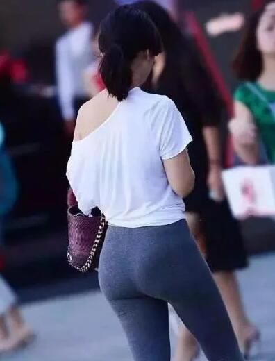 街拍:身材饱满的小姐姐,紧身穿搭秀完美身材,“腿”直了!