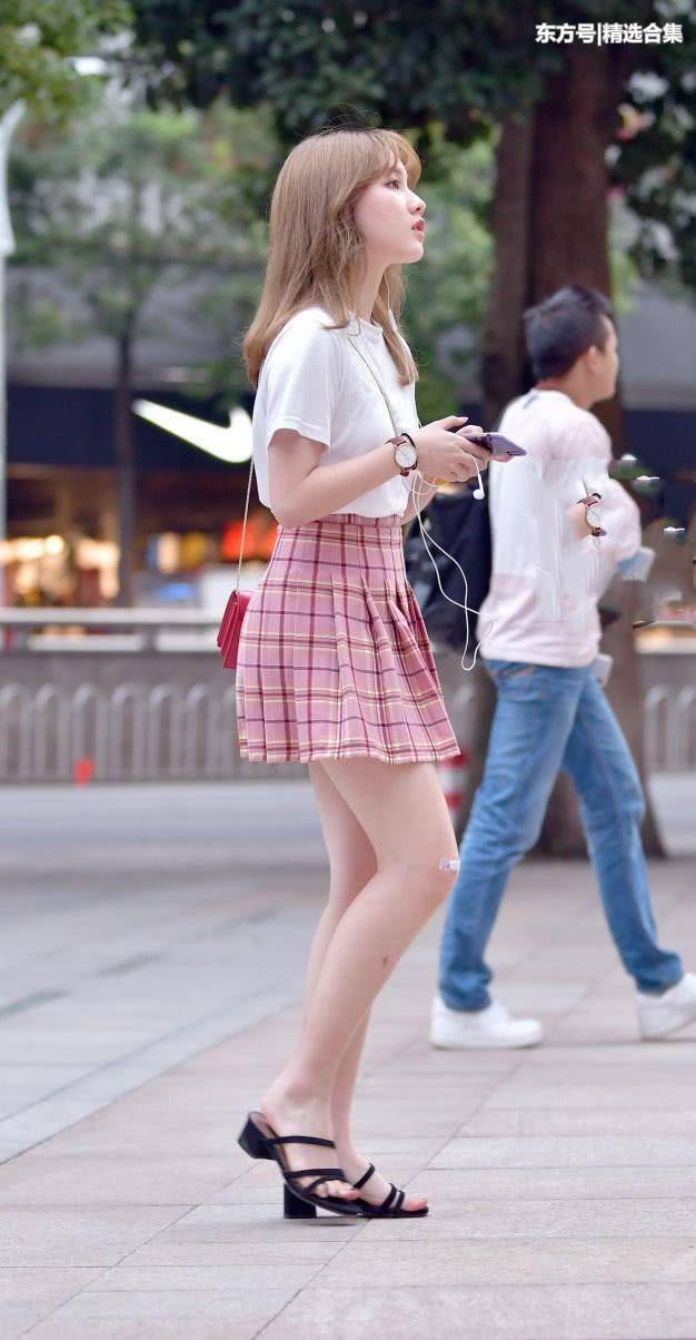 街拍美女：清纯小学妹穿粉色超短裙秀出一双笔直美腿