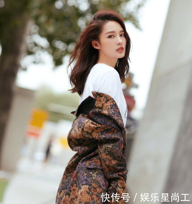 李沁穿的鞋子太小了？脚后跟都快踩到地上了，为啥不换双鞋！