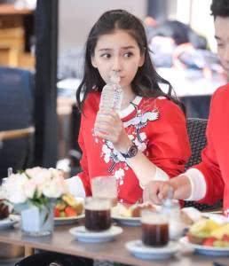 女星防掉口红的喝水方法：神仙姐姐刘亦菲最优雅，范爷比较霸气