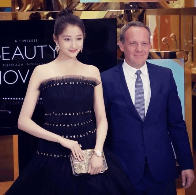 关晓彤一身黑色抹胸小礼裙出席活动，现在的她衣品越来越好