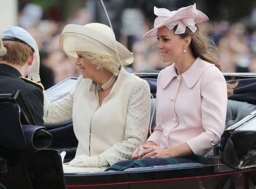 梅根的前半生:烟熏妆,棒球帽,吊带装是标配,与凯特成鲜明对比