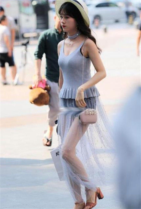 #小美女#街拍:长腿的小美女,若隐若现的纱裙显得格外抢眼