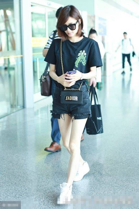 王丽坤穿短裤大胆露腿，但只想说这腿“全网最难看”没有之一!