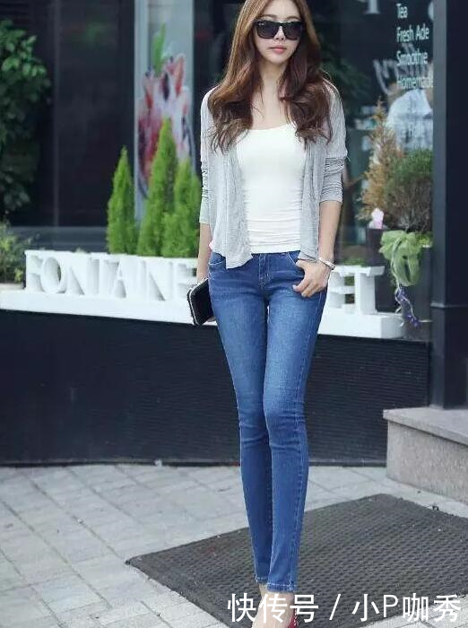 路人街拍：青春靓丽的牛仔裤小姐姐，肤白人美，令人百看不厌！