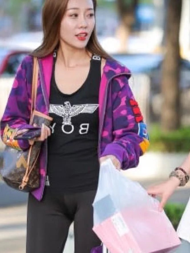 时尚美女身穿运动紧身裤大秀魔鬼身材好身材