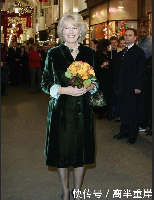 [气质]能让查尔斯痴迷的卡米拉也是有点料的，撞衫戴安娜小黑裙不输气质