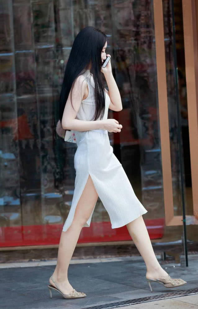 冰肌玉骨丽质天成，凹凸有致的小姐姐，修身穿搭勾勒出迷人的S曲