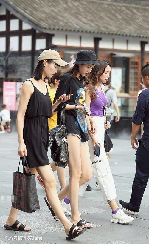 街拍：美女们穿短裤上街，自带“ps效果”的大长腿，让人羡慕！