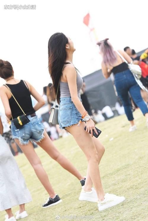 街拍：公园里小姐姐彩妆活泼可爱，背后的纹身形成“大反差”!