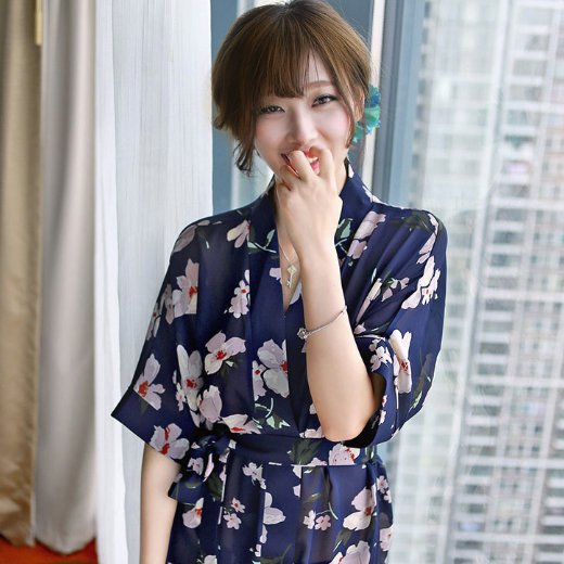 女人在家一定要穿舒服点，瞧瞧下图女人这么穿，简直迷死人