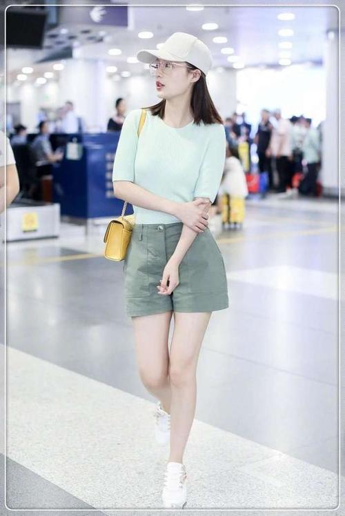 李沁穿了条短裤去机场，大长腿太惊艳，网友：女神般的身材！