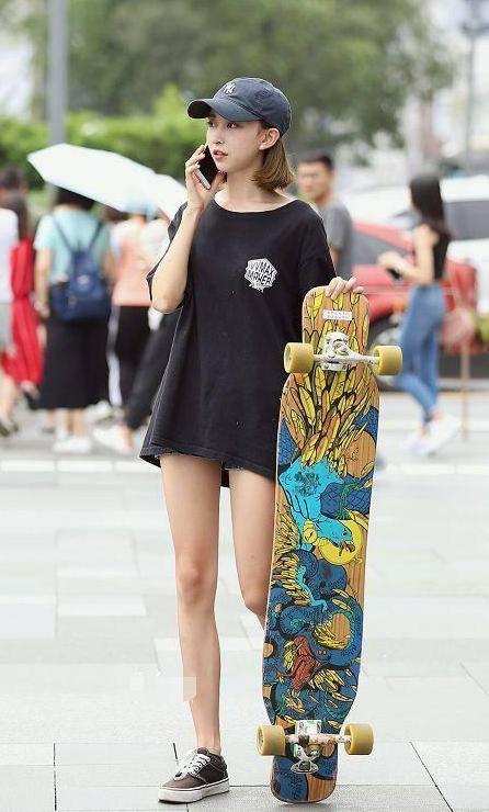 街拍：图二美女穿裹胸上街，裸露小蛮腰，大叔五米开外还在回头看