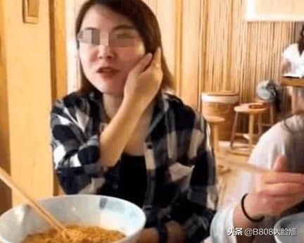 女子吃“蟹黄面”，结账看账单不淡定，老板：明码标价！