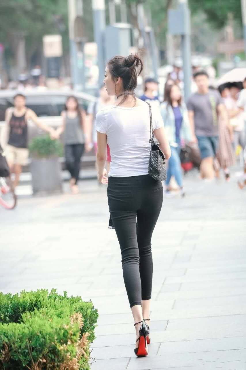 气质小姐姐黑色紧身裤，走路的姿态很有风味，赚足眼球