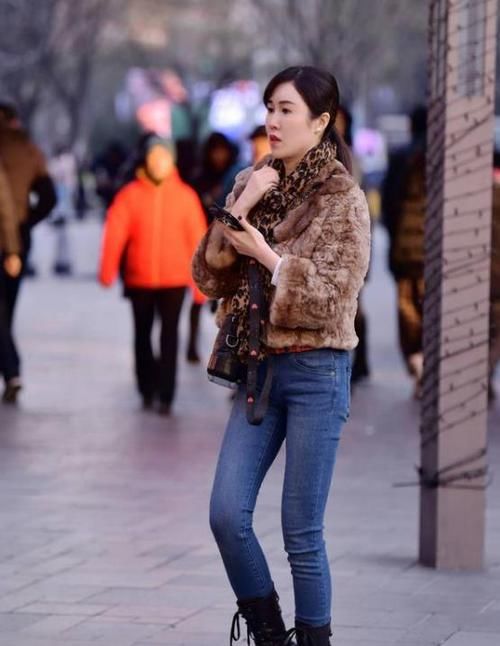  【清新】街拍：如花似玉的小姐姐，一条黄色的连衣裙，时尚清新靓丽美