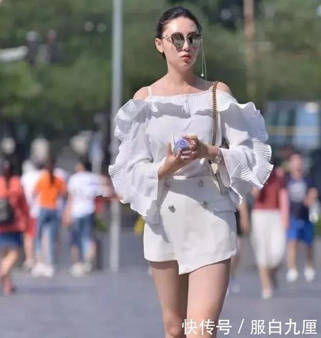  ＂ptid＂:＂a932』街拍精雕细琢、身材火辣的美少女，连衣裙尽显大长腿