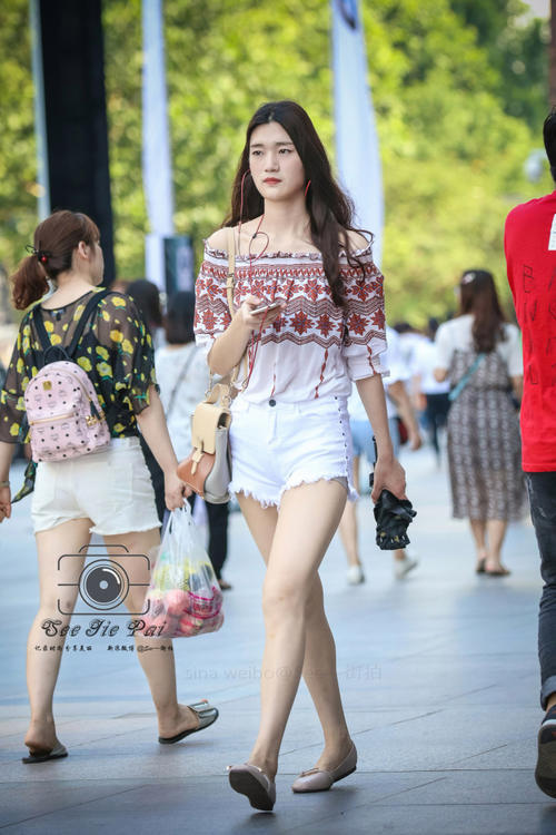 路人街拍，有点古典的小姐姐