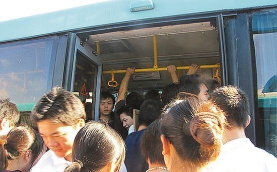 为什么公交车都被“挤爆”了，交警却从来不查超载呢？可算知道了