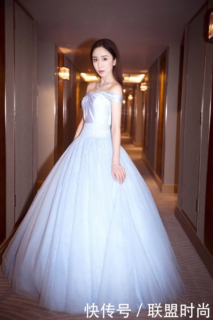 娄艺潇穿露背开叉裙，暴露了一双惊艳美腿，网友：身材比例简直了
