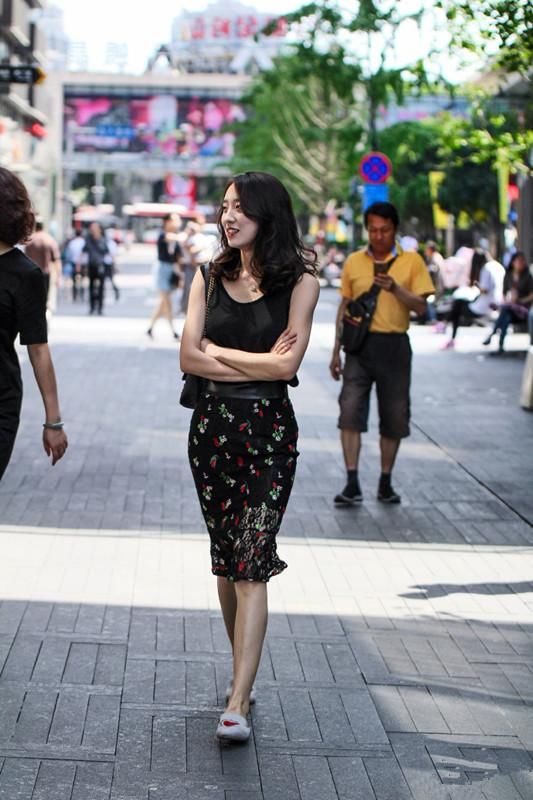 路人街拍，同色裙子和鞋子之间隔着一双美腿，整体高级性感