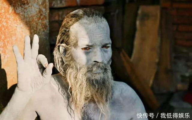 印度街头有很多“苦行僧”，中国游客前去拍照，导游不要靠近