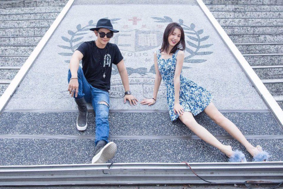 金晨穿衣越来越大胆了!裤子烂成这样还穿，网友:你还不如不穿!