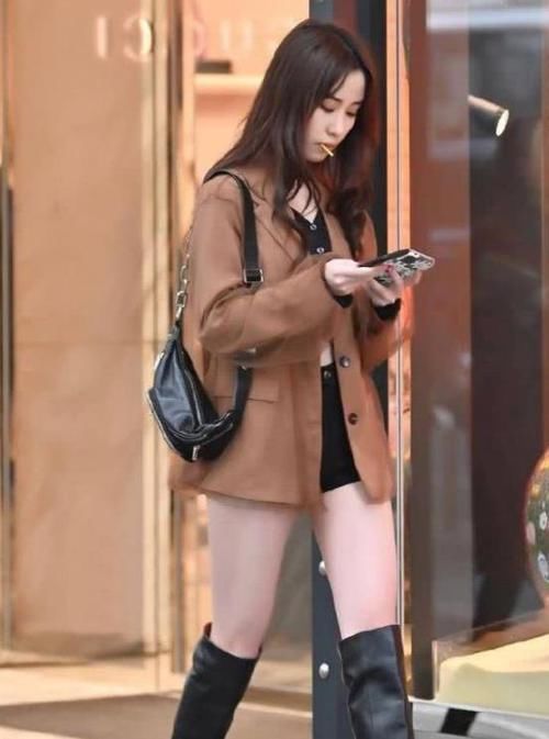  『搭配』街拍：天生丽质的小姐姐，一件白色短袖配黑色短裙，青春靓丽气息