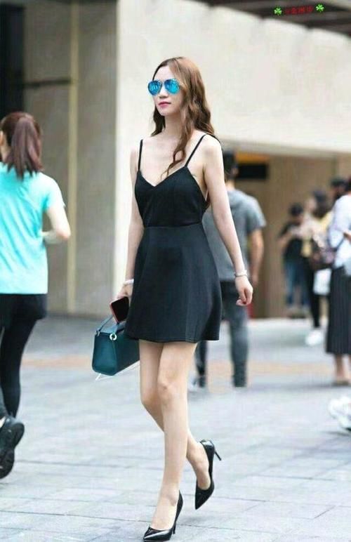 街拍：白色吊带衫搭配紧身运动裤，美女身材傲人，令人震惊