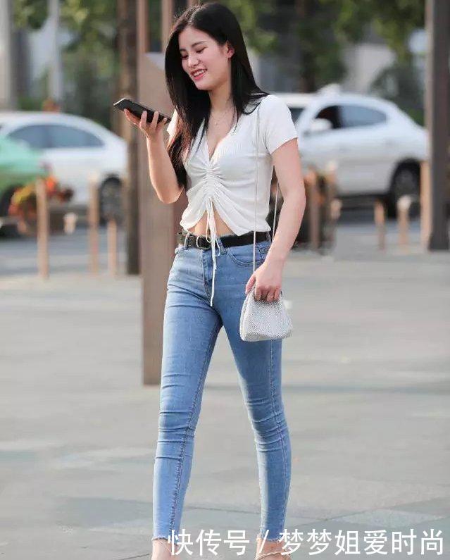 长发美女搭配牛仔裤,背影十分修长,看一眼就被迷住了!