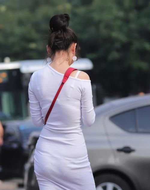  『美女』美女时尚街拍：丰盈窈窕的美女，一件黑色的风衣长款外套，时尚大方气质范