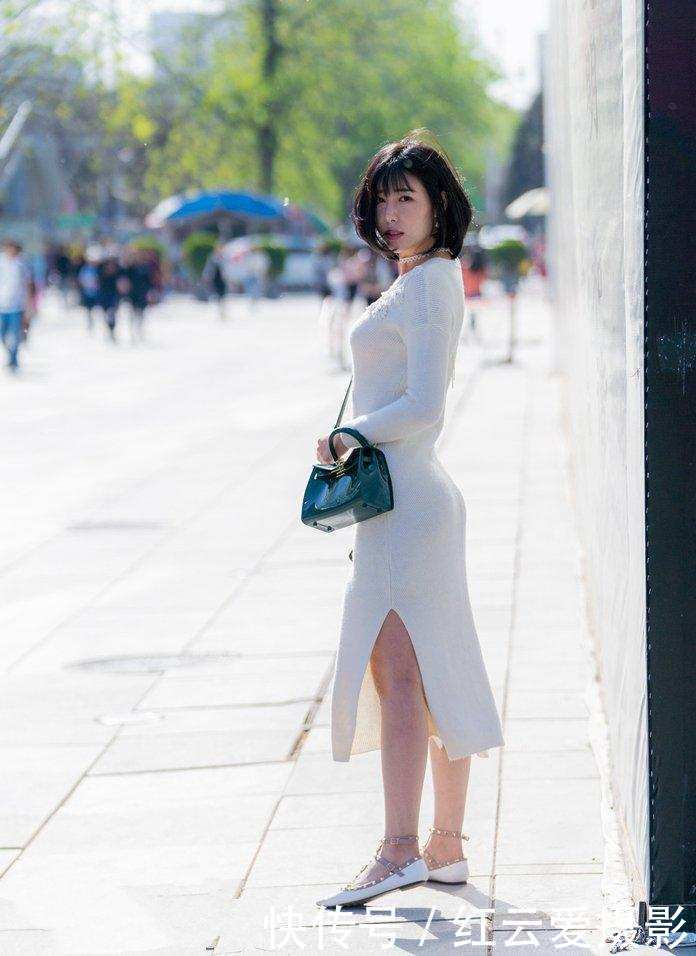 街拍: 窈窕的美女, 白色连衣裙穿得婀娜多姿, 透露着纯洁美感