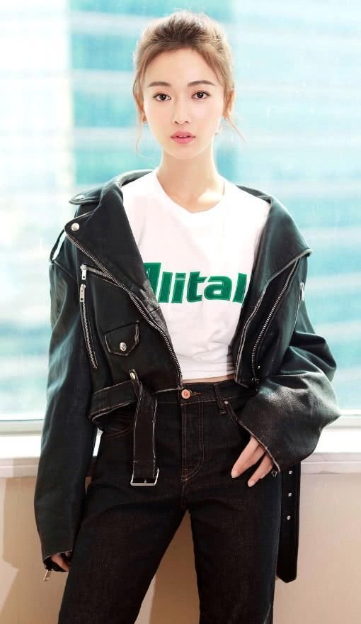 吴谨言的裤子太僵硬了，直接剪一块纸板当裤子?简直攻气十足