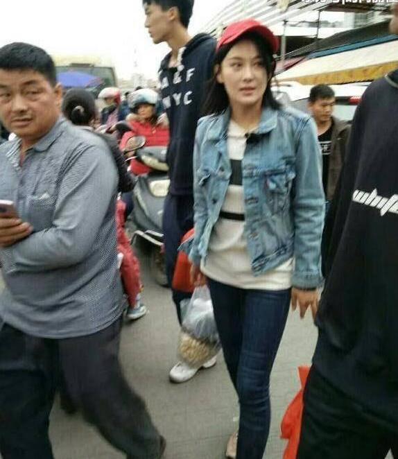 张馨予的素颜太大胆了!眉毛没化就出门,网友:范冰冰绝不敢这样