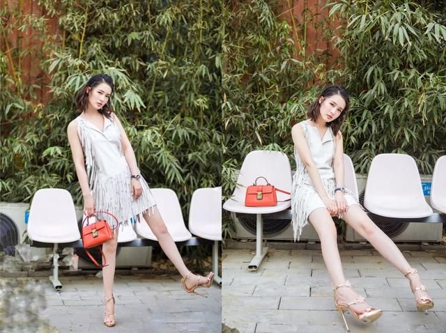 李沁穿短裤现机场，紧到一走路就尴尬，网友：不过腿确实细！