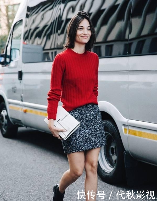 【酒红色】建议皮肤黑黄的女人,毛衣多穿这3个“显白色”,上身减龄显气色