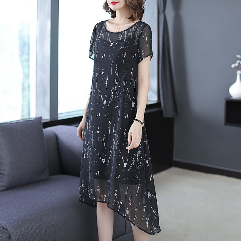 现在的女人真大胆!出门穿这“若隐若现”裙，让人大饱眼福