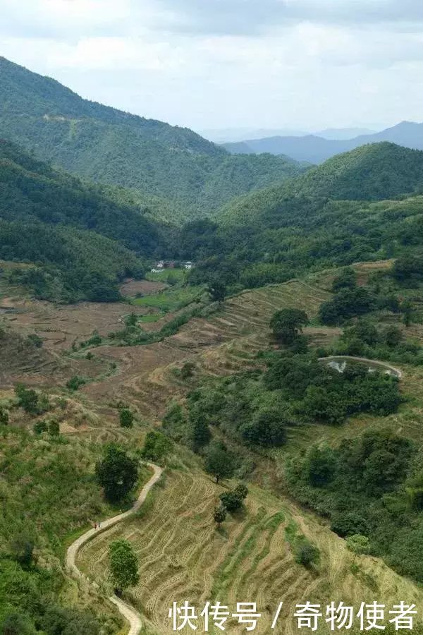 除了油菜花，婺源还有一座被群山环抱建于半山腰的古村落