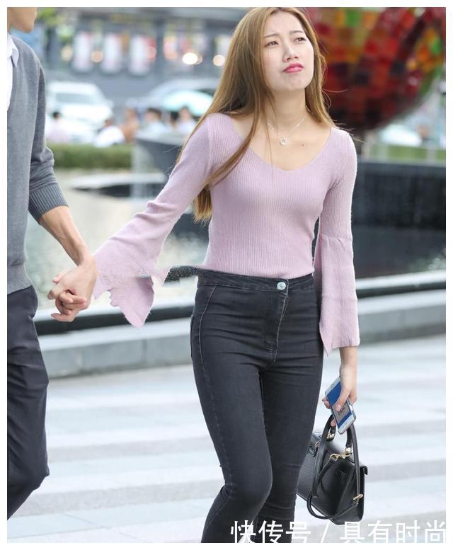 微胖小姐姐紧身装裹出柔美身段，和男友走在一起被宠成小公主