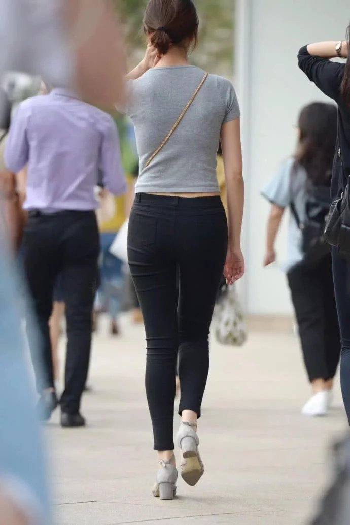 俏丽的良家少妇，搭配紧身裤很有女人味，最普通的女人才是最真实