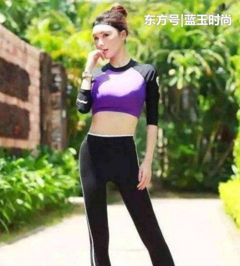  [舒适]街拍：打底裤的修身装扮给人以简洁感，展现浪漫情怀，很有女人味