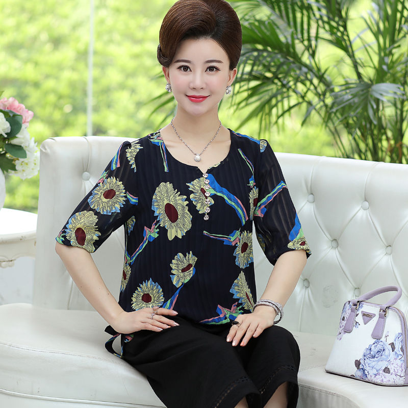 60岁妈妈真会打扮，穿上今年特流行的妈妈装，简直美炸全场