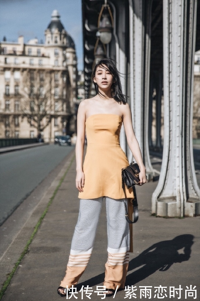 温雅穿露脐装秀身材，大长腿遮不住，网友：这腿我服了！