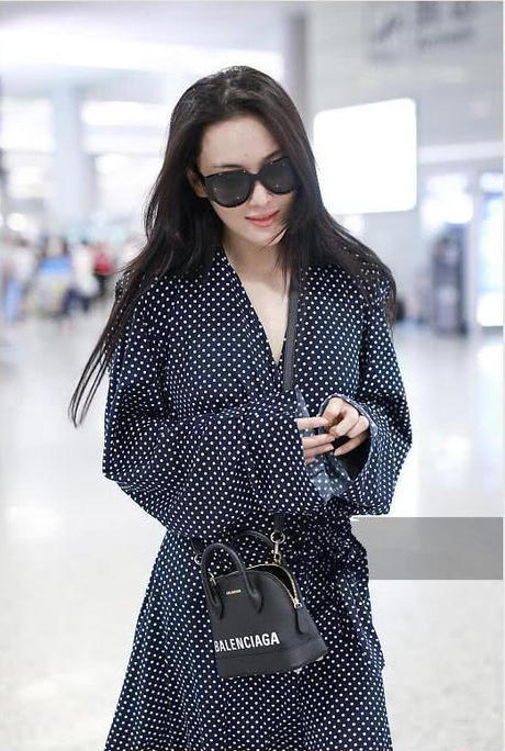 波点裙到底有多抢手，范冰冰和张馨予抢着穿，一对比傻眼了！