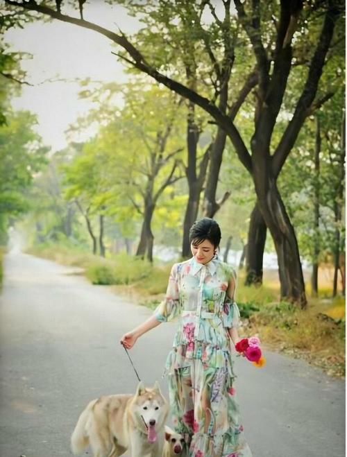 『连衣裙融合』周涛51岁不显老,只因太会穿,身穿印花连衣裙减龄时髦,年轻20岁