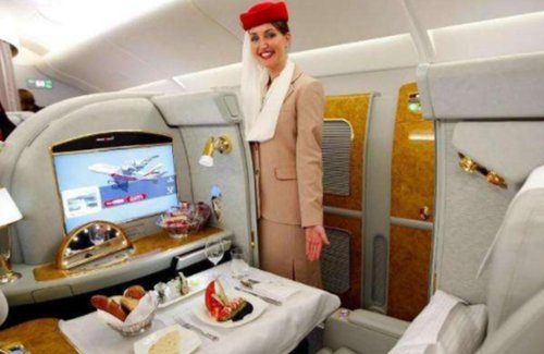  「空姐」经济舱乘客被拒上头等舱厕所！飞机上的贫富“歧视”，