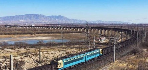 全世界最长一列火车：长7353米一眼望不到头，却只有一个司机