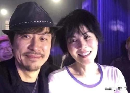 「 王菲」52岁那英素颜皱纹太真实，王菲那英同框！50岁王菲歪头浅笑似少女