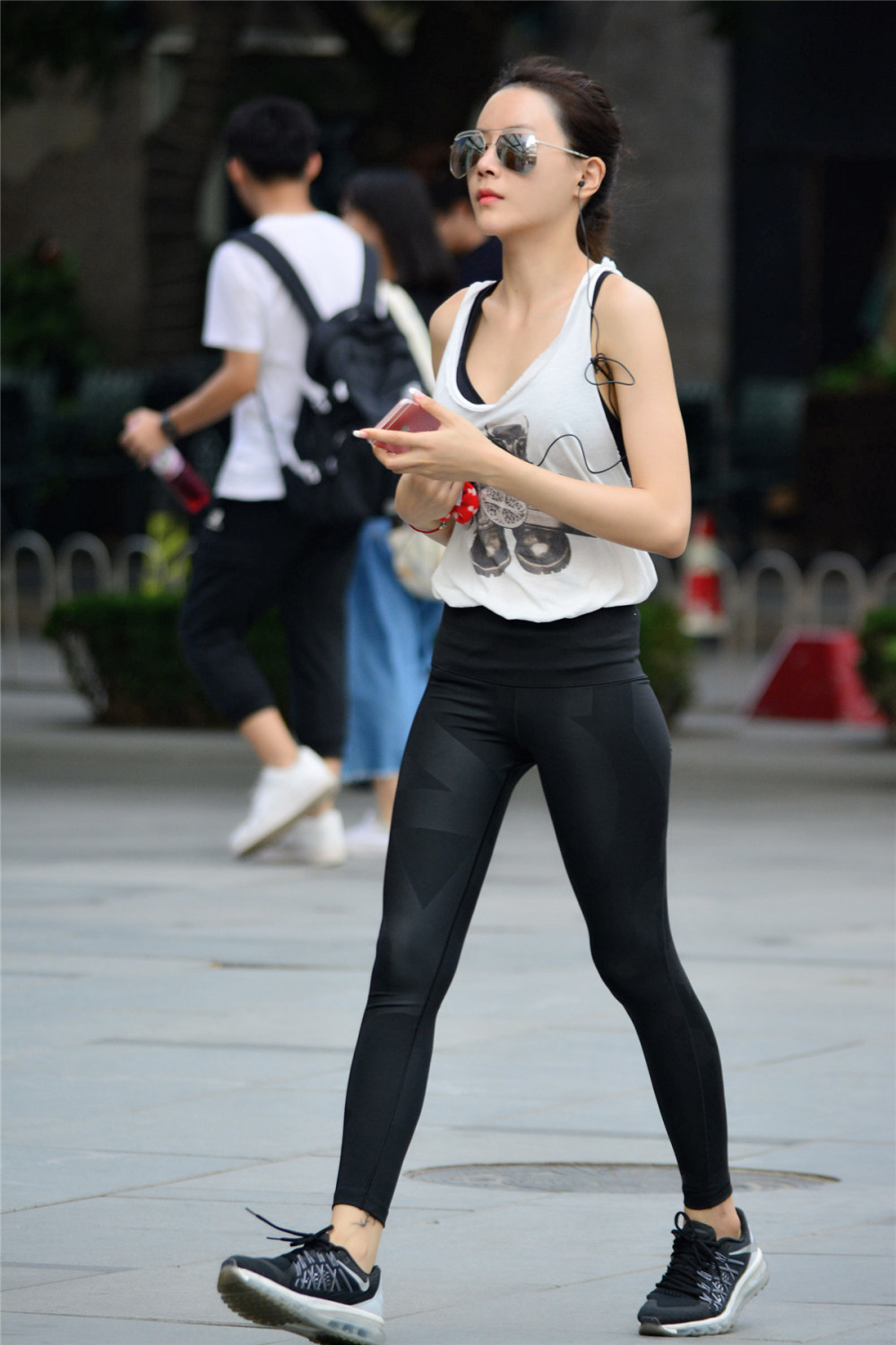 为什么爱运动的美女爱穿紧身裤，是单纯的喜欢秀身材么？