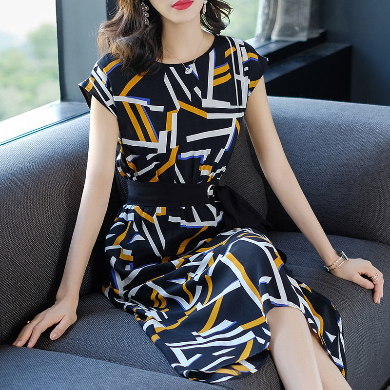 谁说丰满女人不好穿衣?学下面女人这样穿，美的倾国倾城